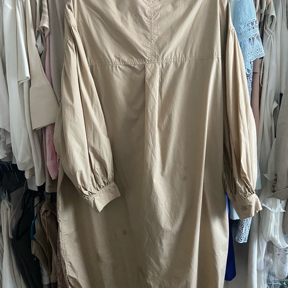 Robe chemise H&M couleur sable. Fait très ample. Jolies manches ballons - Picture 2 of 3